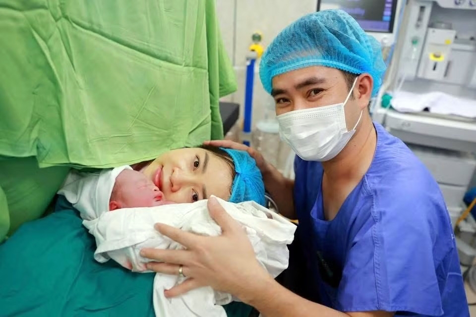 Twins born 13 weeks apart successfully delivered in Vietnam